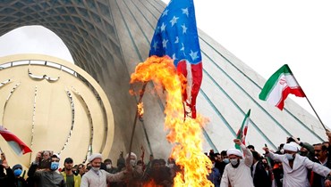 حرق علم الولايات المتحدة في إيران (أ ف ب).