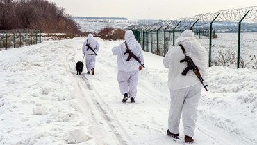 جنود على الحدود مع بيلاروسيا (أ ف ب).