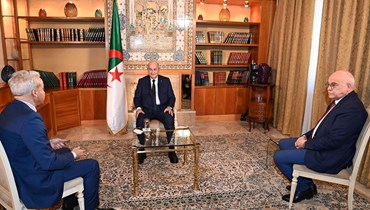 تبون (في الوسط) خلال اللقاء الدوري مع ممثلين للصحافة الوطنية (15 شباط 2022، رئاسة الجمهورية الجزائرية). 
