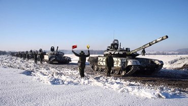 صورة من فيديو وزعته وزارة الدفاع الروسية وتظهر دبابة روسية تغادر إلى روسيا بعد تدريبات مشتركة للقوات المسلحة الروسية والبيلاروسية في ميدان تدريب بالقرب من بريست (15 شباط 2022، أ ف ب). 