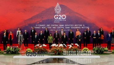 صورة جماعية لمشاركين في اجتماع وزراء مالية مجموعة العشرين ومحافظي البنوك المركزية في جاكرتا (17 شباط 2022، ا ف ب). 