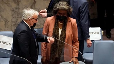 نائب وزير الخارجية الروسي سيرغي فيرشينين (إلى اليسار) وسفيرة الولايات المتحدة لدى الأمم المتحدة ليندا توماس غرينفيلد يتكلمان في مجلس الأمن (17 شباط 2022، أ ف ب). 