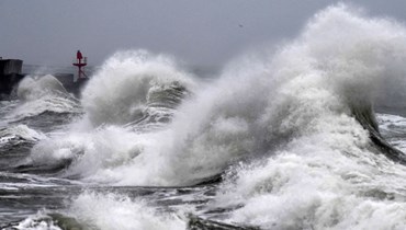 رياح قوية وأمواج عالية تضرب الساحل في بلوباناليك-ليسكونيل غرب فرنسا (16 شباط 2022، أ ف ب). 