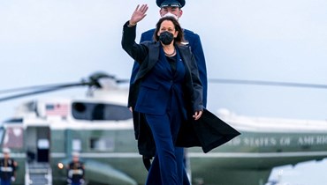 هاريس تلوح بيدها خلال توجهها الى طائرتها في قاعدة اندروز في ماريلاند للسفر إلى ميونيخ (17 شباط 2022، أ ف ب). 