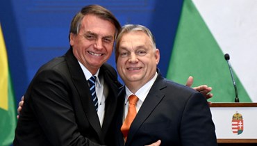 أوربان (الى اليمين) وبولسونارو خلال مؤتمر صحافي مشترك في بودابست بهنغاريا (17 شباط 2022، أ ف ب). 