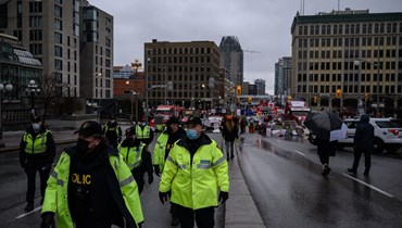 مشهد من احتجاج سائقي الشاحنات على قواعد الصحة الوبائية وحكومة ترودو خارج البرلمان الكندي في أوتاوا (أ ف ب- 17 شباط 2022).