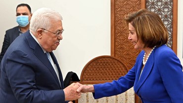 الرئيس الفلسطيني محمود عباس يستقبل رئيسة مجلس النواب الأميركي نانسي بيلوسي في مقرّه في رام الله (أ ف ب).