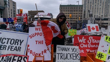 مشهد من احتجاج سائقي الشاحنات على قواعد الصحة الوبائية وحكومة ترودو خارج البرلمان الكندي في أوتاوا (أ ف ب- 17 شباط 2022).