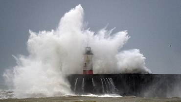 بريطانيا تحت تأثير العاصفة "يونيس" (ديلي ميل).
