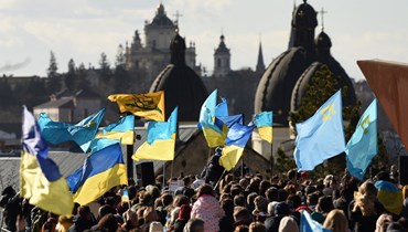 تجمّع حاشد وسط مدينة لفيف بغرب أوكرانيا لإظهار وحدة الشعب مع تصاعد المخاوف من غزو روسيّ محتمل (أ ف ب -  19 شباط 2022).