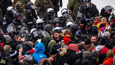 اشتباكات بين الشرطة والمتظاهرين في أوتاوا، كندا (أ ف ب-  19 شباط 2022).