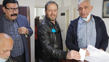 الممثل بديع أبو شقرا يدلي بصوته في انتخابات "نقابة الفنانين" (مارك فياض).