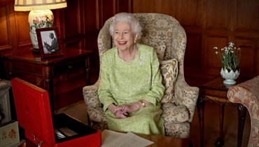 الملكة إليزابيث الثانية مبتسمة فيما جلست في ساندرينغهام هاوس في نورفولك شرق إنكلترا (2 شباط 2022، أ ف ب). 