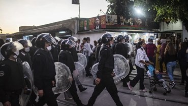 صورة تعبيرية- عناصر من قوات الأمن يفرقون في الرباط احتجاجًا على تطبيق الحكومة التصريح الالزامي للقاح كورونا (31 ت1 2021، أ ب). 