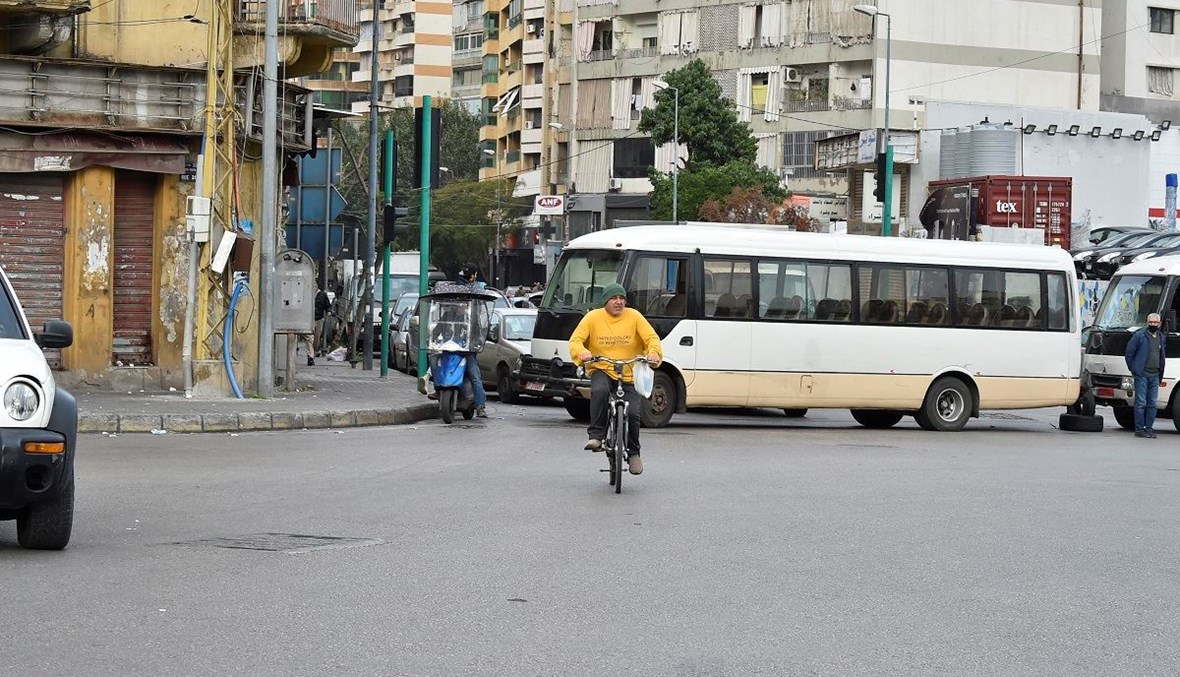 مواطن على دراجته النارية خلال تحرك للاتحاد العمالي (حسام شبارو). 