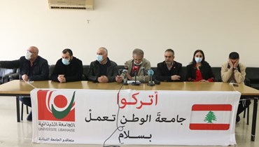 مؤتمر صحافي تعقده اللجنة التمثيلية للأساتذة المتعاقدين بالساعة في الجامعة اللبنانية (حسن عسل). 