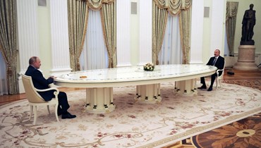 بوتين ملتقيا علييف في الكرملين في موسكو (22 شباط 2022، أ ف ب). 