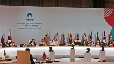 أمير قطر الشيخ تميم بن حمد آل ثاني (في الوسط) يترأس الجلسة الختامية لمنتدى الدول المصدرة للغاز في الدوحة (22 شباط 2022، أ ف ب). 