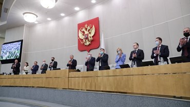 تصفيق في مجلس الدوما بعدما صادق النواب على اتفاقيات بوتين مع المنطقتين الانفصاليتين في شرق أوكرانيا، خلال جلسة عامة في موسكو (22 شباط 2022، أ ف ب). 