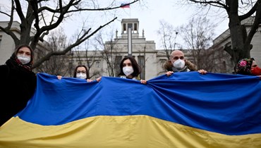 اشخاص مؤيدون لأوكرانيا تظاهروا أمام السفارة الروسية في برلين (22 شباط 2022، أ ف ب). 