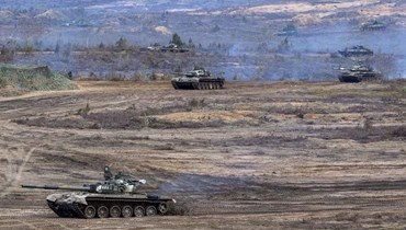 دبابات روسية وبيلاروسية خلال تدريبات مشتركة في ميدان تدريب بالقرب من بريست (21 شباط 2022، أ ف ب). 