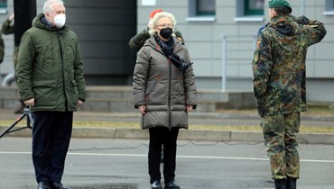 لامبريخت خلال زيارتها قاعدة روكلا العسكرية في ليتوانيا (22 شباط 2022، أ ف ب). 