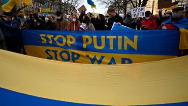 اشخاص مؤيدون لأوكرانيا تظاهروا أمام السفارة الروسية في برلين (22 شباط 2022، أ ف ب). 