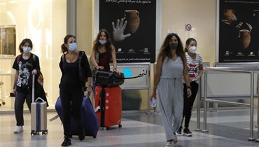 مسافرات في مطار بيروت (مارك فياض).