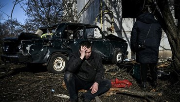 مكان سقوط قذيفة روسية في كييف (أ ف ب).