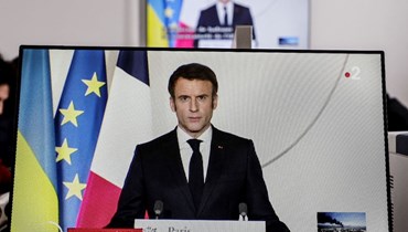 ماكرون يظهر على شاشة ملقيا كلمة في قصر الإليزيه في باريس (24 شباط 2022، أ ف ب). 