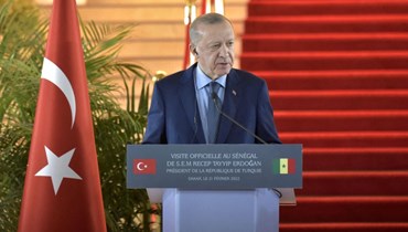 إردوغان متكلما خلال مؤتمر صحافي مشترك مع نظيره السنغالي ماكي سال في داكار (21 شباط 2022، أ ف ب). 