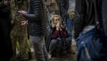 امرأة تنتظر قطارًا، محاولةً مغادرة كييف بأوكرانيا (24 شباط 2022، أ ب).