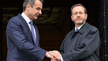 ميتسوتاكيس (إلى اليسار) يرحب بهرتسوغ قبل محادثاتهما في أثينا (24 شباط 2022، أ ف ب). 