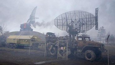 رادارات ومعدات مدمرة في منشأة عسكرية أوكرانية خارج ماريوبول بأوكرانيا (24 شباط 2022، أ ف ب). 