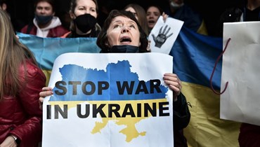 أوكرانيون يعيشون في اليونان يتظاهرون أمام القنصلية الروسية في تيسالونيكي احتجاجا على الهجوم الروسي على أوكرانيا (24 شباط 2022، أ ف ب). 