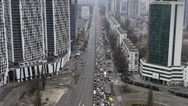 زحمة سير بينما يغادر الناس مدينة كييف بأوكرانيا (24 شباط 2022، أ ب). 