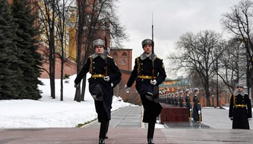 عنصران من حرس الشرف الروس خلال مراسم تغيير الحراس عند قبر الجندي المجهول بجوار جدار الكرملين في وسط موسكو (24 شباط 2022، أ ف ب).