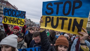مؤيدون لأوكرانيا خلال تظاهرة في ساحة وينسيسلاس في براغ  (24 شباط 2022، أ ف ب).