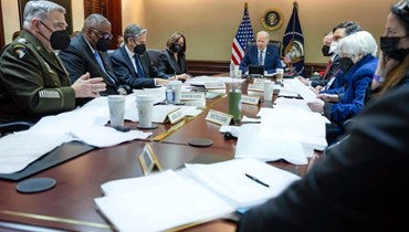 بايدن (في الوسط) مجتمعا بمجلس الأمن القومي في غرفة العمليات بالبيت الأبيض في واشنطن للبحث في الأزمة الأوكرانية الروسية (24 شباط 2022، أ ف ب). 