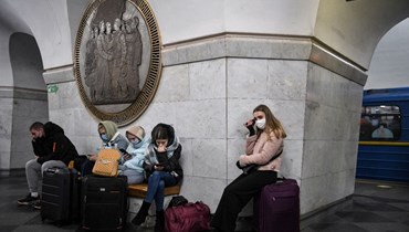 اشخاص احتموا في محطة مترو في كييف (24 شباط 2022، أ ف ب). 