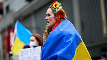 مشهد من مظاهرة احتجاجية دعماً لأوكرانيا في "تايمس سكوير" نيويورك، (أ ف ب- 24 شباط 2022).