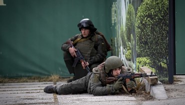 جنديان أوكرانيان تمركزا وسط مدينة كييف (25 شباط 2022، أ ب). 