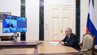 بوتين مترئسا اجتماعًا لمجلس الأمن عبر رابط فيديو في موسكو (25 شباط 2022، أ ف ب). 