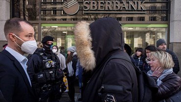 عملاء يصطفّون خارج أحد فروع بنك "سبيربنك" الروسي المملوك للدولة لسحب مدخراتهم وإغلاق حساباتهم في براغ (25 شباط 2022 - أ ف ب).