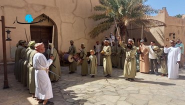 إستعراض رقصة "الوهابية" في قلعة نزوى. (النهار) 