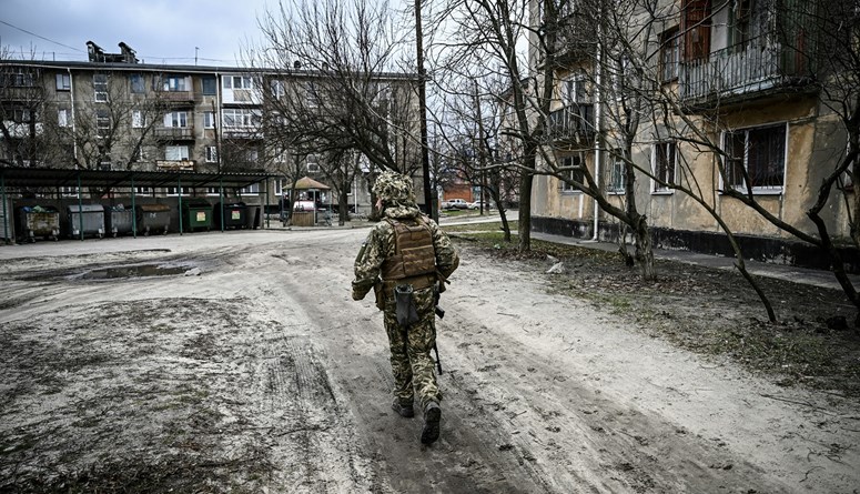 جندي من الجيش الأوكراني يسير في بلدة شاستيا، بالقرب من مدينة لوغانسك بشرق أوكرانيا (أ ف ب- 22 شباط 2022).