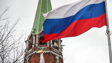 علم روسي يرفرف قرب أحد ابراج الكرملين في وسط موسكو (26 شباط 2022/ أ ف ب). 