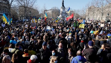 متظاهرون تجمعوا في ساحة الجمهورية في باريس خلال مسيرة ضد الغزو الروسي لأوكرانيا (26 شباط 2022، أ ف ب). 