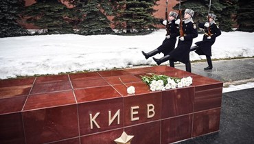 جنود من حرس الشرف الروس خلال مراسم تغيير الحراس في قبر الجندي المجهول بجوار جدار الكرملين في وسط موسكو (26 شباط 2022، ا ف ب). 
