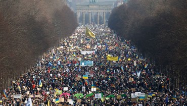 متظاهرون احتشدوا عند عمود النصر بالقرب من بوابة براندنبورغ في برلين خلال مسيرة من أجل السلام في أوكرانيا (27 شباط 2022، أ ف ب). 